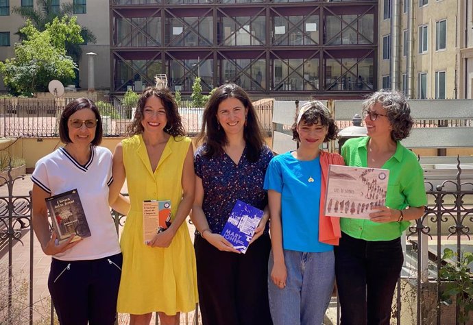 Las escritoras Eullia Canal, Glria de Castro, Ana Pessoa y Rita Sineiro con Laia Domnech, ganadoras del Premi Llibreter 2022