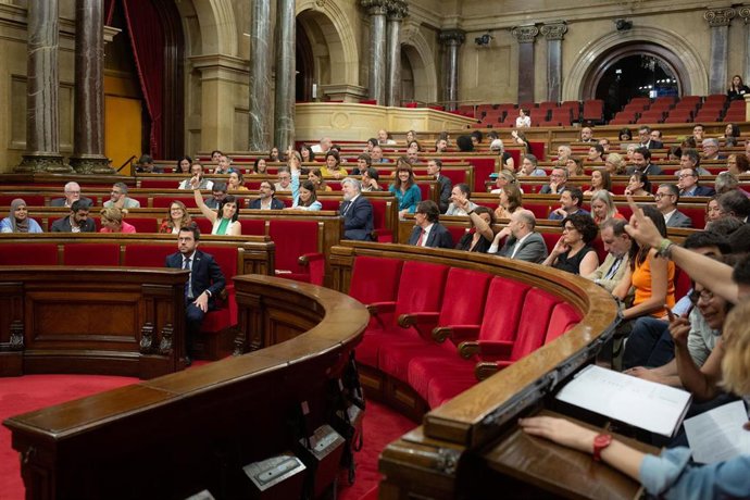 El pleno del Parlament vota, a 30 de junio de 2022.