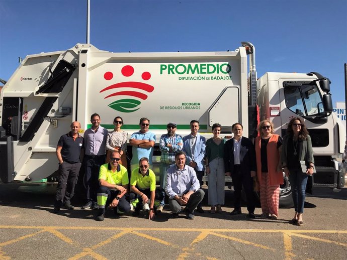 Foto de familia en la incorporación de dos nuevos camiones de basura para Montijo, Puebla de la Calzada y Barbaño