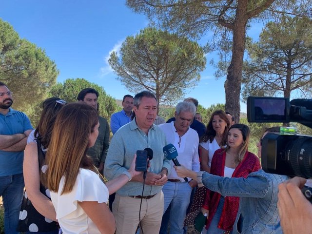 El secretario general del PSOE-A, Juan Espadas, atiende a los medios en Escacena del Campo (Huelva).