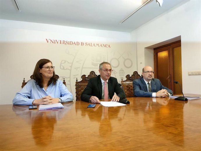 El rector de la USAL, Ricardo Rivero (centro), junto a vicerrectores, informa de la selección de la USAL para coordinador la Red Europea de Instituciones de Educación Superior Innovadoras.