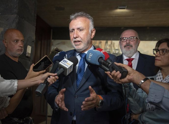 El presidente del Gobierno de Canarias, Ángel Víctor Torres, atiende a los medios de comunicación tras reunirse con el presidente de CEOE-Tenerife, Pedro Alfonso