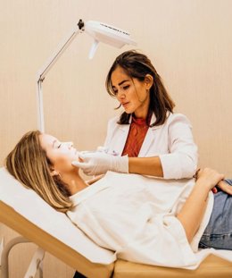 La Dra. Noor Cheikhi, especialista en medicina estética de Vithas Las Palmas