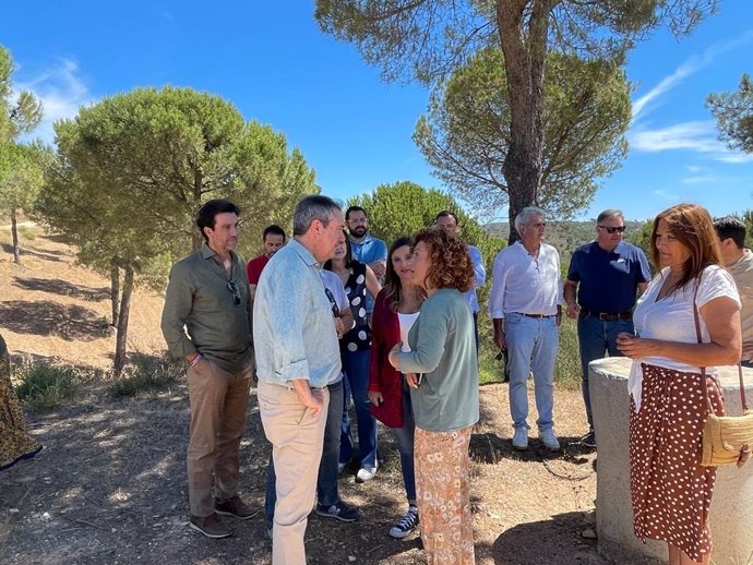 El secretario general del PSOE-A, Juan Espadas, durante una visita el núcleo forestal de La Pata del Caballo, en Escacena del Campo (Huelva).