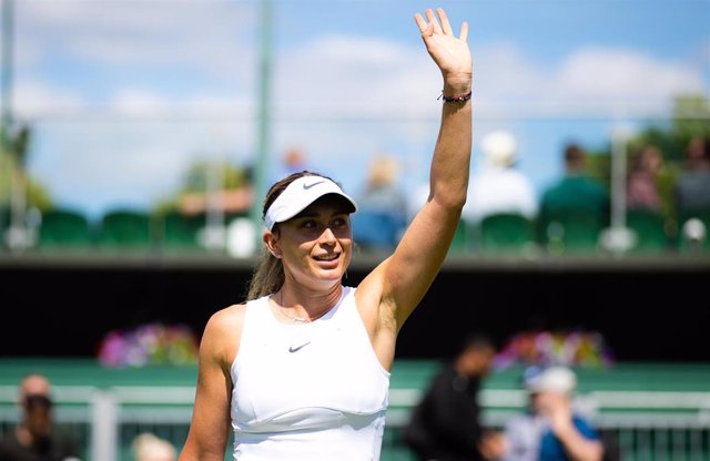 Paula Badosa saluda tras ganar un partido en Wimbledon 2022