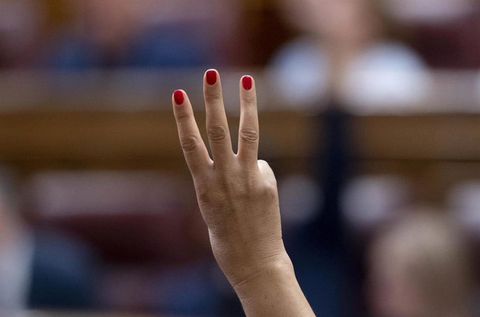 Una mujer vota abstención durante una sesión plenaria en el Congreso