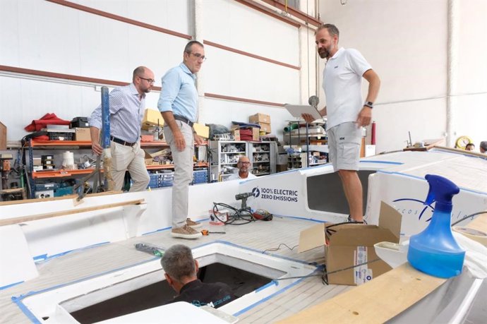 El vicepresidente y conseller de Transición Energética, Sectores Productivos y Memoria Democrática, Juan Pedro Yllanes, durante su visita a la empresa Medvolt Marine.