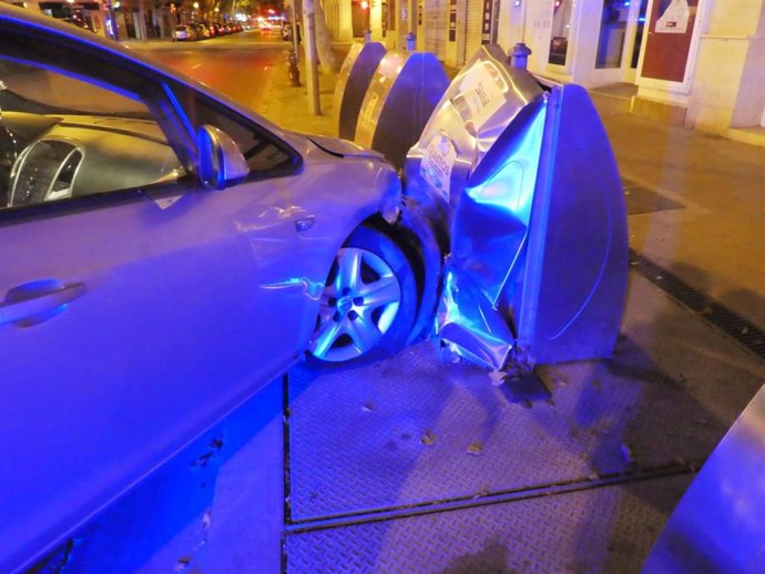 Un coche choca contra unos contenedores en la plaza Alexander Fleming.