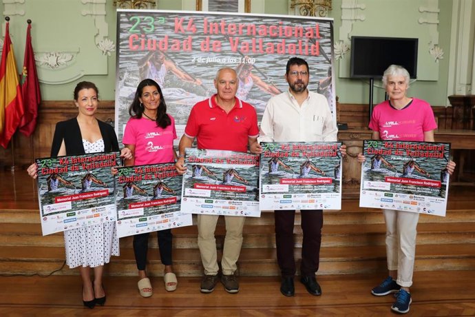 El concejal de Participación Ciudadana y Deportes, Alberto Bustos (segundo por la izquierda), durante la presentación del XXIII Trofeo K4 con 100 embarcaciones de ocho países tras dos años por la pandemia