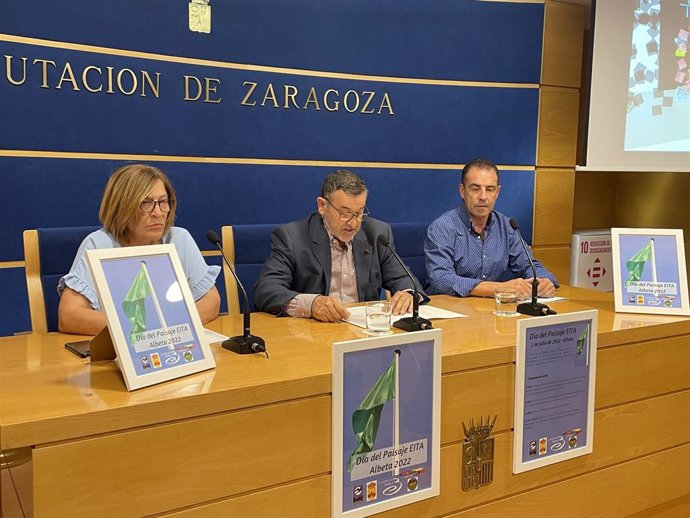 De izquierda a derecha, la presidenta de la comarca Campo de Borja, María Eugenia Coloma;el diputado provincial y alcalde de Albeta, Feliciano Tabuenca  y el vicepresidente de la Ruta de la Garnacha, Juan José Ruiz.