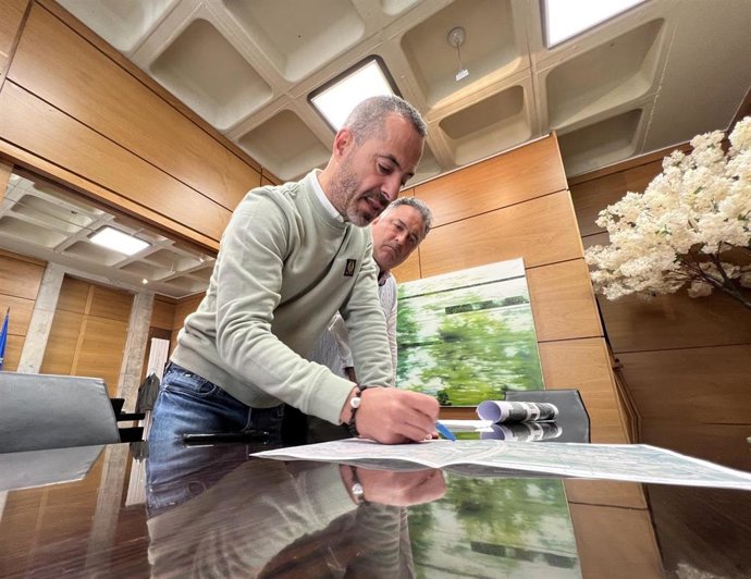 El alcalde de Siero firma la adjudicación del camino de la Ería