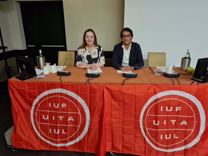 Archivo - El conseller de Modelo Económico y Trabajo, Iago Negueruela, junto a la secretaria general de la Unión Sindical Internacional (UITA), Sue Longley.