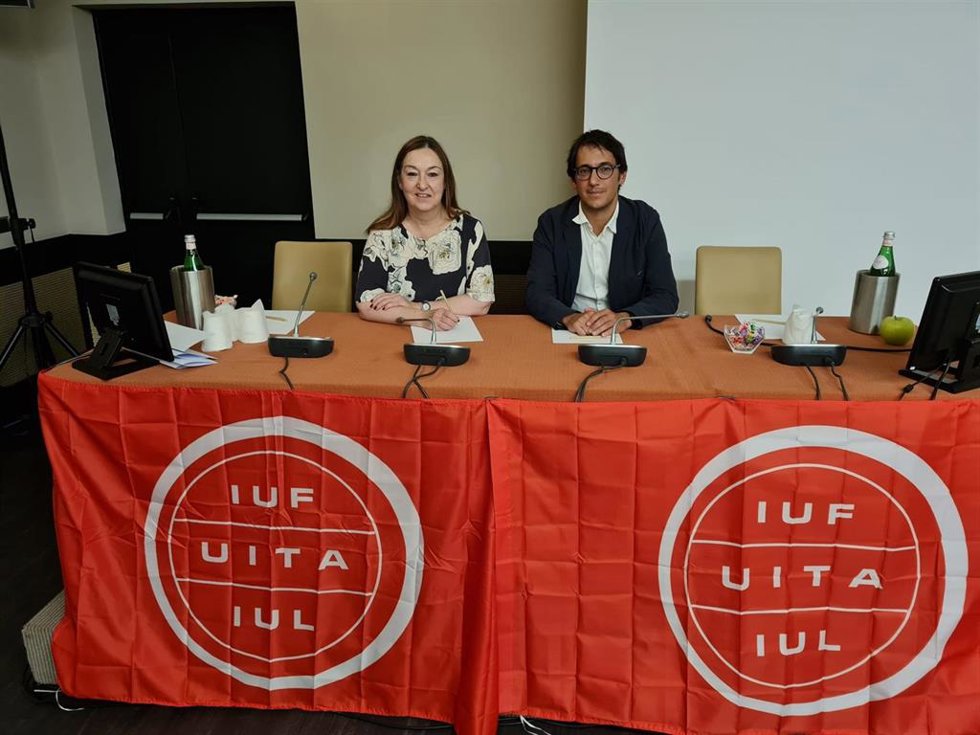 Archivo - El conseller de Modelo Económico y Trabajo, Iago Negueruela, junto a la secretaria general de la Unión Sindical Internacional (UITA), Sue Longley.