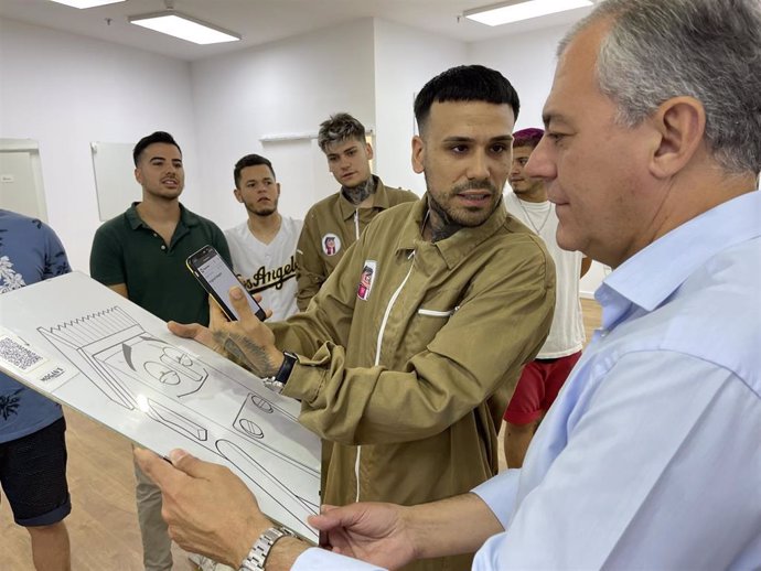 El candidato del PP a la Alcaldía de Sevilla, José Luis Sanz, ha visitado la barbería Mogan's Barber Shop en el Centro Comercial Alcampo, en el Polígono Sur.