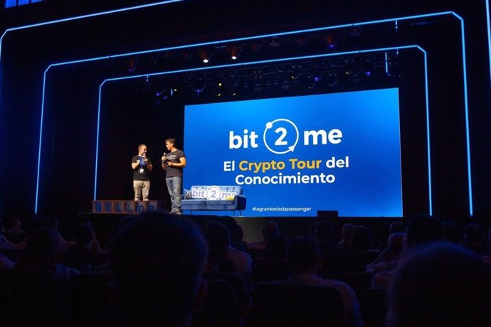 En la foto aparecen Jose Luis Caceres (CMO) de Bit2Me y Javier P