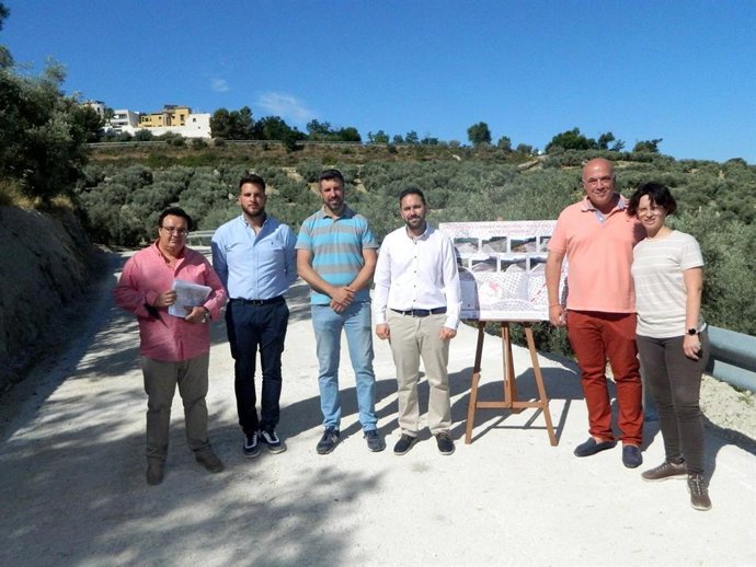 El presidente de la Diputación de Córdoba, Antonio Ruiz (segundo por la dcha.), visita el camino 'De Pantanilla Alta'.