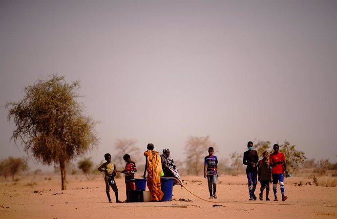 Archivo - Un grupo de personas en un proyecto de la ONU sobrerefugiados  en Ouallam, Níger