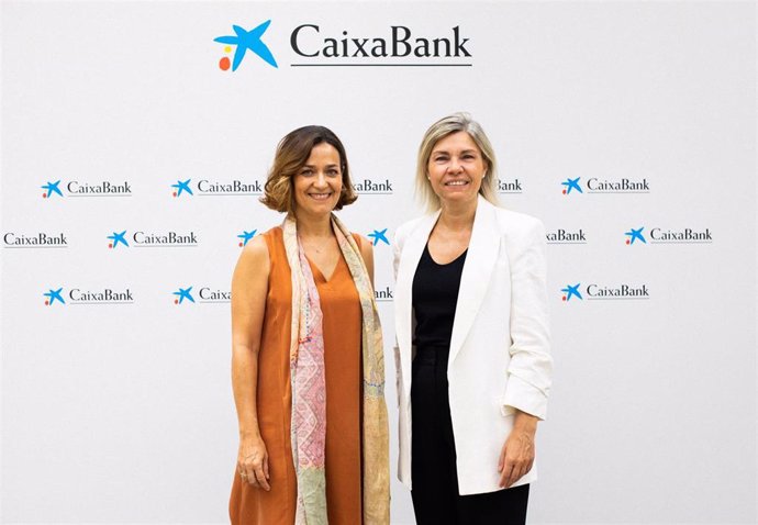 La empresaria Sonia Herzog junto a la directora territorial de CaixaBank en Castilla y León, Belén Martín.