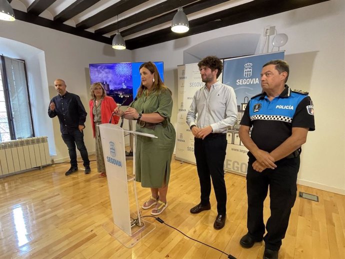 Martin (C) hace balance de las Fiestas de Segovia, junto a varios concejales y el responsable de Policía Local.