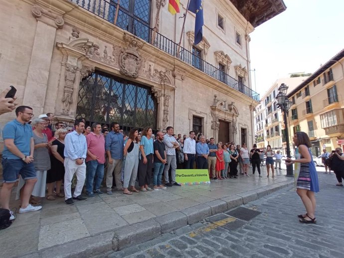 La regidora de Modelo de Ciudad, Vivienda Digna y Sostenibilidad, Neus Truyol, dirigiéndose a los asistentes a la concentración.