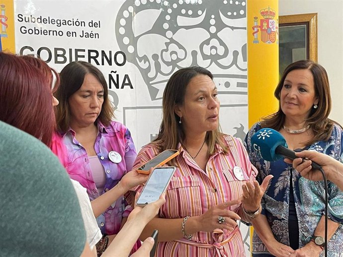 Alika Kinan, junto a María Luisa Grande y Catalina Madueño, atiende a los periodistas.