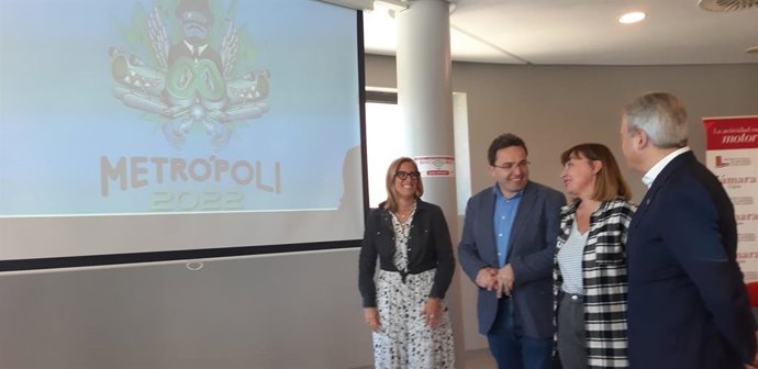 Lara Martínez (gerente de Divertia),  Manuel Ángel Vallina (concejal de Cultura de Gijón), Suca García (Metrópoli), Álvaro Alonso  (Cámara de Comercio de Gijón), durante la presentación del festival Metrópoli, en el recinto ferial gijonés 'Luis Adaro'