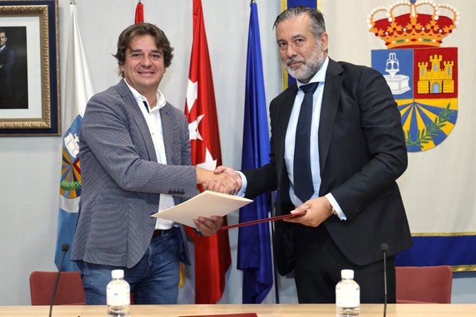 El consejero de Presidencia, Justicia e Interior, Enrique López, y el alcalde de Fuenlabrada, Javier Ayala.
