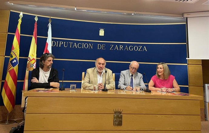 De izquierda a derecha, el artista Miguel ángel Berna; el alcalde de Calatayud, José Manuel Aranda; el director artístico y musical del evento, Miguel Ángel Tapia, y la vocalista, Beatriz Bernad.