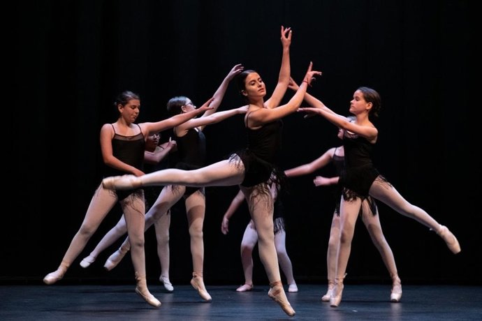 El Ayuntamiento de Alcalá de Guadaíra, a través de la Delegación de Educación, clausuraba anoche el curso 2021-2022 de la Universidad Popular en una gala con exhibiciones de algunos de sus talleres como el de danza.