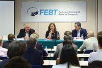 Transportistas piden una mesa de diálogo con Aena para solucionar las concentraciones de turistas en Son Sant Joan