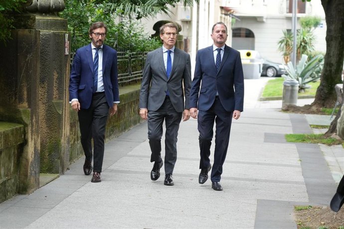 El presidente del PP de Álava, Carlos Oyarzábal, el presidelte del PP, Alberto Núñez Feijóo, y el presidente del PP vasco, Carlos Iturgaiz, en su llagada a Getxo (Bizkaia)