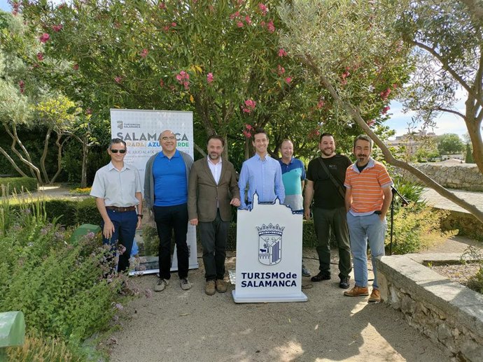 El concejal de Turismo, Fernando Castaño (tercero por la izquierda), junto a organizadores del programa 'Salamanca dorada, azul y verde .