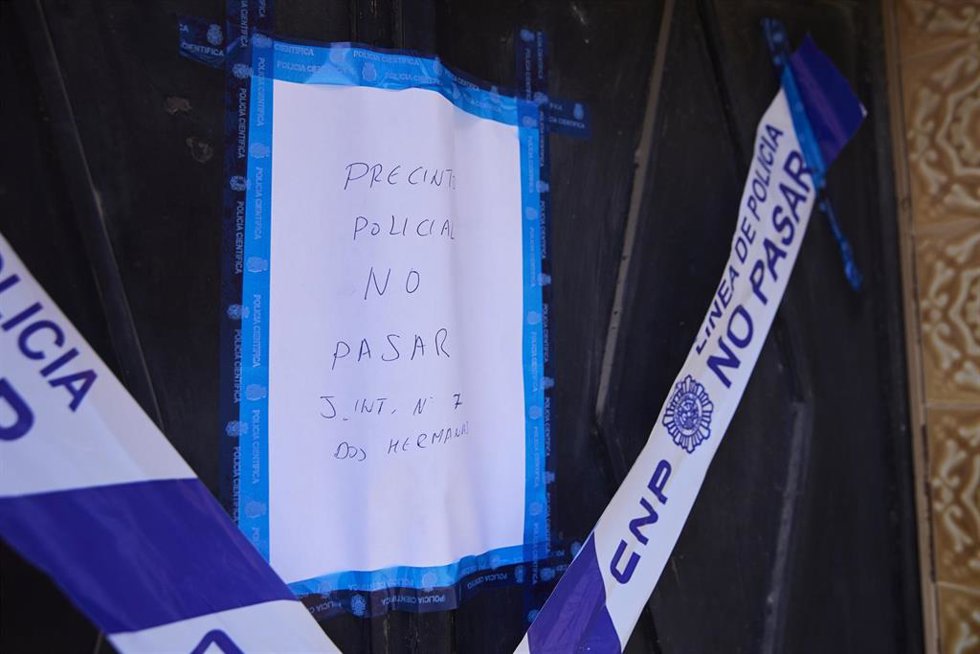 Detalle de la puerta precintada de la vivienda de la calle Fornet Domínguez, de la localidad sevillana de Dos Hermanas, donde fueron encontrados los cadáveres del matrimonio.