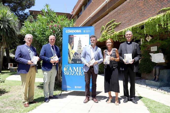 El presidente de la Diputación de Córdoba, Antonio Ruiz (segundo por la izda.), en la presentación de la guía del Camino Mozárabe.