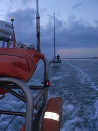 Remolcan a Isla Cristina (Huelva) un velero después de que cuatro orcas le causaran daños en aguas portuguesas