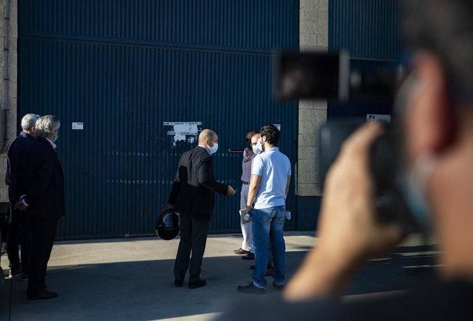 Archivo - Abogados y personal técnico delante de la nave de Magrudis para el informe de los bienes embargados, en imagen de archivo.