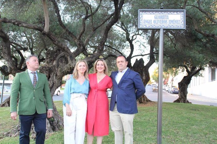 La alcaldesa de Alcalá de Guadaíra, Ana Isabel Jiménez, acompañada de los hijos de Ángel Oliveros, descubrió la placa en su honor.