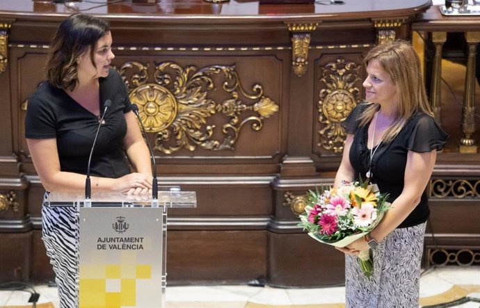 La vicealcaldesa de Valncia y portavoz del PSPV en su ayuntamiento, Sandra Gómez, junto a la exedil de esta formación y nueva delegada del Gobierno, Pilar Bernabé, durante la despedida de esta última como concejala.