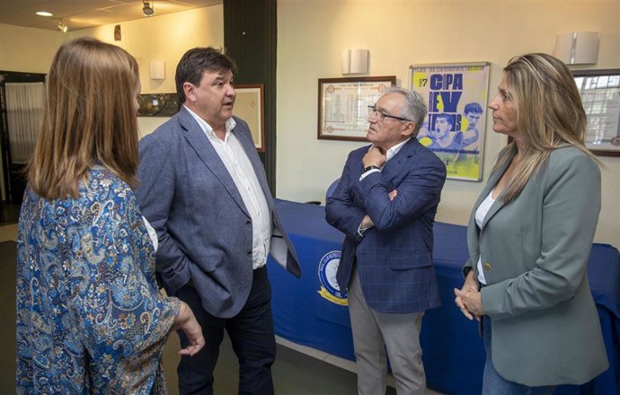 El alcalde de Huelva, Gabriel Cruz, junto al presidente del Real Club Recretivo de Tenis, Federico Sánchez de la Campa. Archivo.