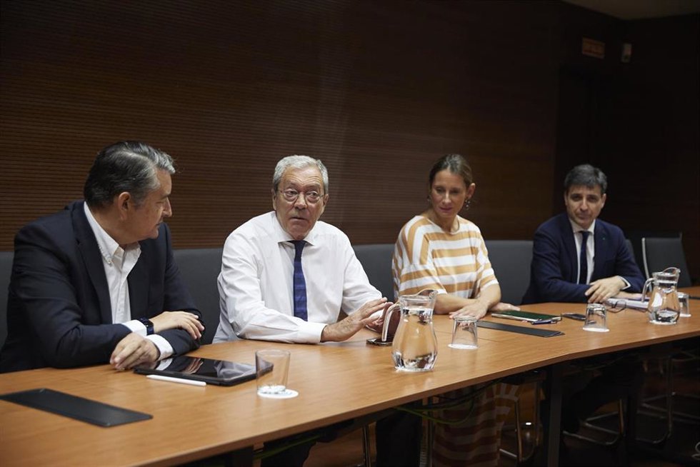 El consejero de Economía, Conocimiento, Empresas y Universidad, Rogelio Velasco, junto al viceconsejero de Presidencia, Antonio Sanz, mantienen una reunión con trabajares de la empresa energética sevillana Abengoa