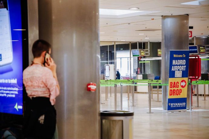 Una mujer habla por teléfono al lado de los mostradores de Ryanair en el Aeropuerto Adolfo Suárez Madrid- Barajas, durante el cuarto día de huelga de la compañía irlandesa, a 27 de junio de 2022, en Madrid (España). 