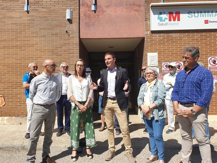 El portavoz del PSOE en la Asamblea de Madrid, Juan Lobato, durante la visita al SUAP de Pozuelo de Alarcón