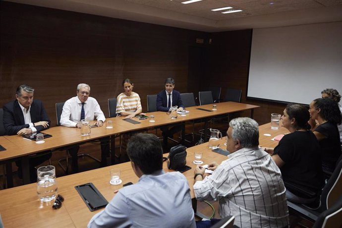 El consejero de Economía, Conocimiento, Empresas y Universidad, Rogelio Velasco, junto al viceconsejero de Presidencia, Antonio Sanz, mantienen una reunión con trabajares de la empresa energética sevillana Abengoa, a 30 de junio de 2022 en Sevilla (Anda