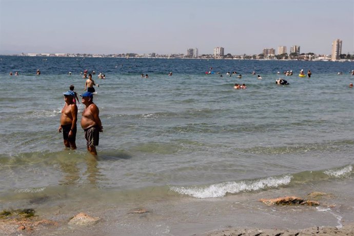 Dos hombres en la playa 'La Puntica' de San Pedro del Pinatar, el día que la ministra de Ciencia e Innovación, ha visitado el Laboratorio Marino de San Pedro del Pinatar del Centro Oceanográfico de Murcia, a 30 de junio de 2022, en San Pedro del Pinatar