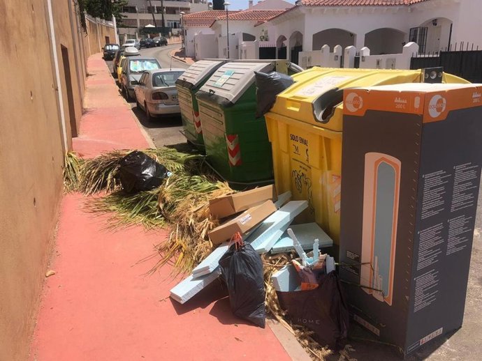 Restos de basura y residuos en la calle en Rincón de la Victoria (Málaga)