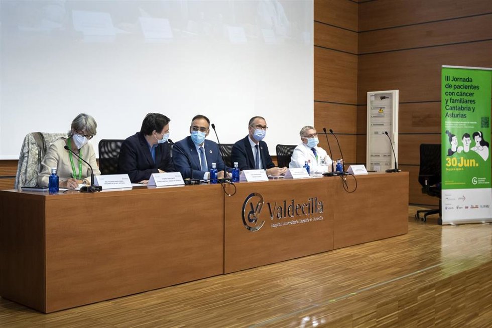 El consejero de Sanidad, Raúl Pesquera, y el consejero de Salud de Asturias, Pablo Fernández, entre otros, en la inauguración de la III Jornada de Pacientes con Cáncer y Familiares de la AECC