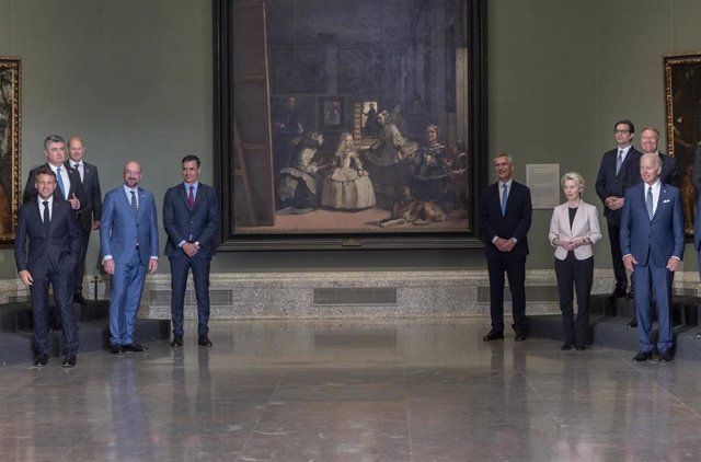 Foto de familia de los jefes de Estado y jefes de Gobierno que participan en la cumbre de la OTAN, antes de la cena informal transatlántica a nivel de Jefes de Estado y de Gobierno en el Museo del Prado