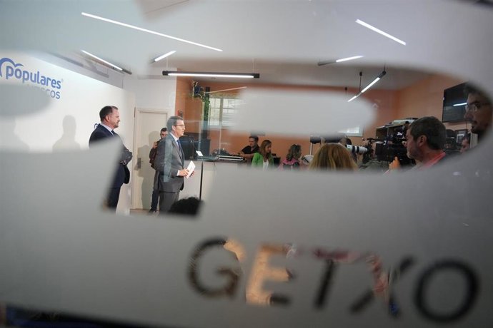 El presidente del PP, Alberto Núñez Feijóo, comparece en la sede del PP de Getxo para comparecer, a 30 de junio de 2022, en Getxo, Bilbao, Vizcaya, País Vasco (España).  Después de visitar la sede del PP, Feijóo se reúne con el Círculo de Empresarios Va