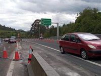 Abierta la A-8 en el límite con Vizcaya afectada por las obras de estabilización del talud