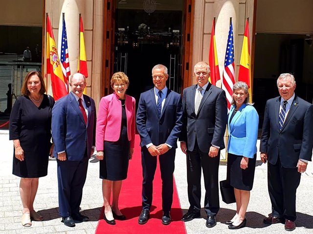 Una delegación de senadores de Estados Unidos se reúne con el presidente del Senado de España, Ander Gil.
